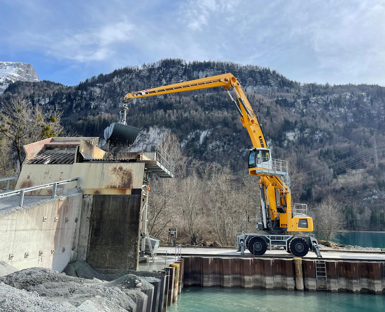 Fully operational for Swiss natural product: Liebherr LH 60 M Port Litronic material handler